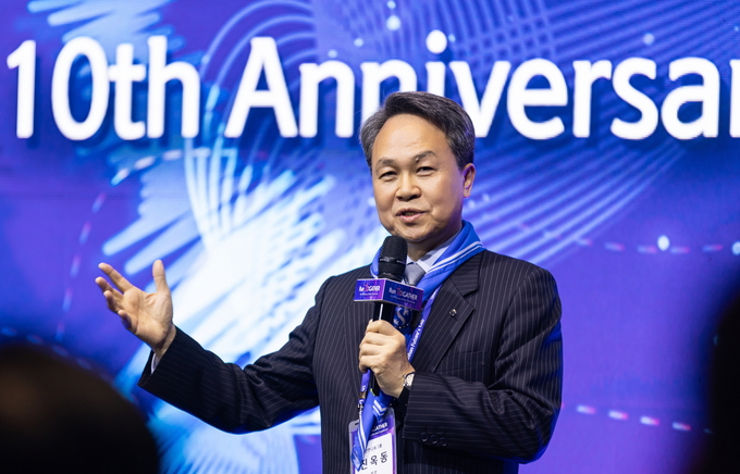진옥동 신한금융 회장이 ‘신한 퓨처스랩 데모데이 2024’에서 환영사를 하고 있다. (사진=신한금융그룹 제공)
