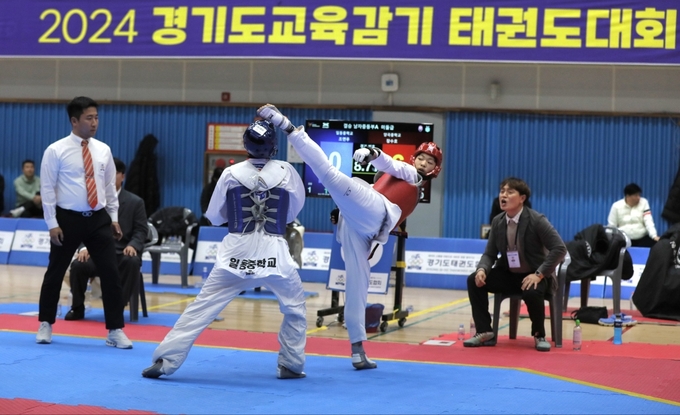 2024 경기도교육감기 태권도대회가 지난달 30일부터 3일까지 가평 한석봉체육관에서 2608명이 참가한 가운데 성료됐다. 사진은 겨루기 종목에서 남중부 선수들이 경기를 펼치는 모습. (사진=경기도태권도협회 제공)