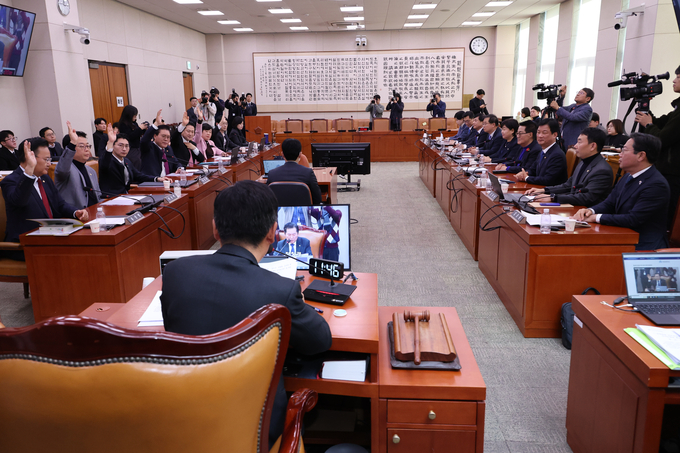 3일 오전 국회 법제사법위원회에서 정청래 위원장과 여야 위원들이 법무부, 검찰청, 검사의 헌법·법령 위반 감사요구안에 대해 표결하고 있다. (사진=연합뉴스)