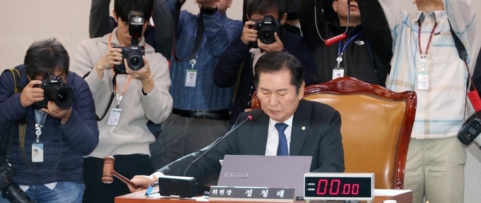 3일 오전 국회 법제사법위원회에서 더불어민주당 소속 정청래 위원장이 법무부, 검찰청, 검사의 헌법·법령 위반에 대한 감사요구안을 상정하고 있다. 이 감사요구안은 검사 탄핵안 추진에 반대한 검사들의 정치중립 의무 위반 등을 따지기 위한 것이다. (사진=연합뉴스)
