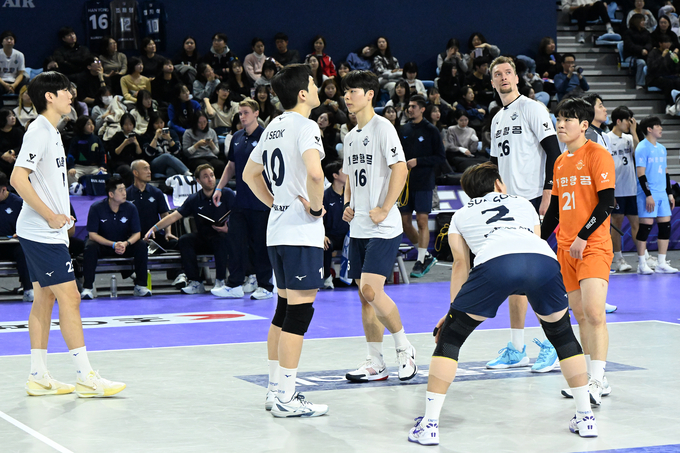 3일 인천계양체육관에서 열린 도드람 2024~2025 V리그 남자부 천안 현대캐피탈과의 홈경기에서 인천 대한항공 선수들이 굳은 표정으로 경기장에 서있다. (사진=KOVO 제공)