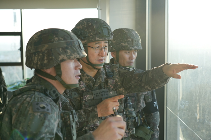 박안수 육군참모총장이 1일 경기도 파주시 1사단 도라OP를 방문하여 작전 현장을 확인하고 있다. (사진=연합뉴스)