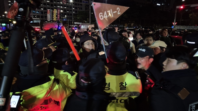 윤석열 대통령의 3일 심야 비상계엄 선포로 국회출입이 통제된 가운데 국회 앞에 모여든 시민들과 경찰들이 엉켜 있다. (사진=김한별 기자)