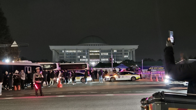 4일 새벽 국회 앞을 경찰이 통제하고 있다. (사진=김한별 기자)