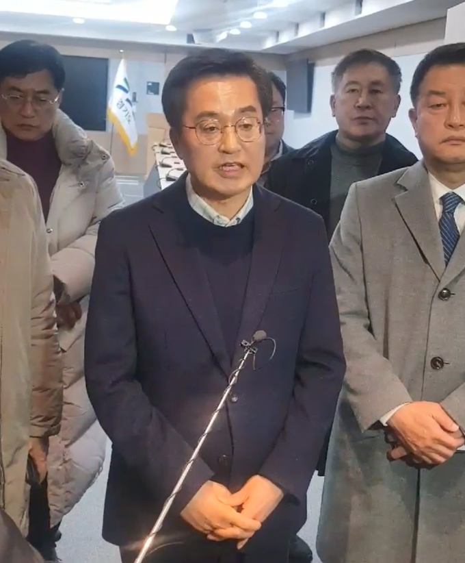김동연 경기도지사가 지난 3일 밤 윤석열 대통령의 비상계엄 선포와 관련해 4일 새벽 경기도청에서 공식 입장을 밝히고 있다. (사진=나규항 기자)