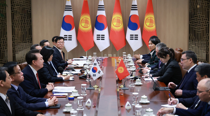 윤석열 대통령이 지난 3일 용산 대통령실에서 사디르 자파로프 키르기즈공화국 대통령과 한·키르기즈 정상회담을 하고 있다. (사진=연합뉴스)