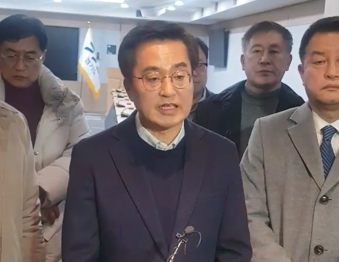 김동연 경기도지사가 지난 3일 밤 윤석열 대통령의 비상계엄 선포와 관련해 4일 새벽 경기도청에서 공식 입장을 밝히고 있다. (사진=나규항 기자)