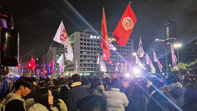 4일 새벽 비상계엄 해제 요구 결의안이 가결된 후 국회 앞에 모인 시민단체들이 시위하고 있다. (사진=김한별 기자)