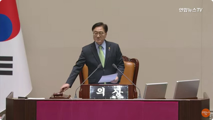윤석열 대통령이 3일 밤 비상계엄을 선포한 가운데 4일 새벽 국회 본회의에서 우원식 국회의장이 계엄 해제 요구 결의안을 가결하고 있다.(사진=연합뉴스)