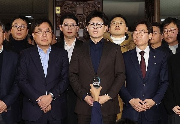 윤석열 대통령이 3일 밤 긴급성명을 통해 비상계엄을 선포한 가운데 4일 새벽 국회에서 한동훈 국민의힘 대표가 입장을 밝히고 있다. (사진=연합뉴스)