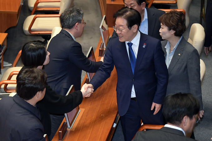 윤석열 대통령이 3일 밤 긴급성명을 통해 비상계엄을 선포한 가운데 4일 새벽 국회에서 열린 본회의에 이재명 더불어민주당 대표가 참석하고 있다. 국회는 이날 본회의에서 여야 의원들이 참석한 가운데 비상계엄 해제 요구 결의안을 재석 190인, 찬성 190인으로 가결했다. (사진=연합뉴스)
