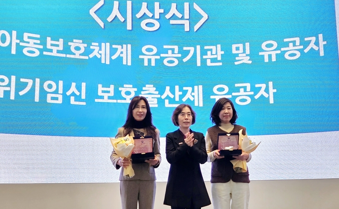 지난 3일 보건복지부가 주관하는 ‘2024년 아동보호체계 우수 지자체 평가’에서 왼쪽부터 김정은 시 아동정책과장, 김상희 보건복지부 인구아동정책관 등이 기념촬영하고 있다. ( 사진 = 인천시 제공 )