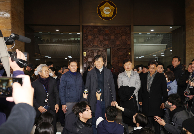 4일 새벽 조국 조국혁신당 대표가 계엄 해제 요구 결의안 가결 뒤 공식 브리핑을 하고 있다. (사진=연합뉴스)