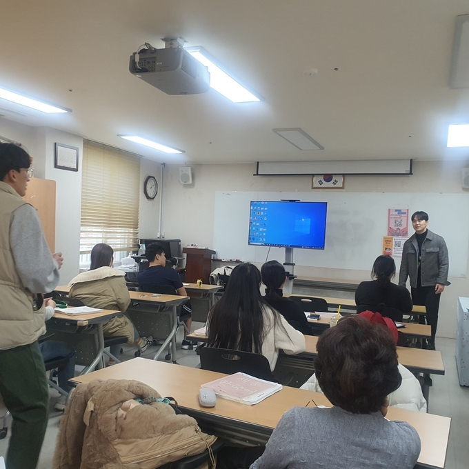  다문화 가정 구성원들의 폭력 문제 대처 방안에 대한 교육을 받고 있다. (사진=김포경찰서 제공) 