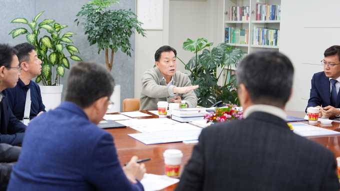 4일 오전 9시 이재준 수원시장이 집무실에서 '12.3 계엄 선포 관련 간부 공직자 긴급회의'를 주재하고 있다. (사진=수원시 제공)
