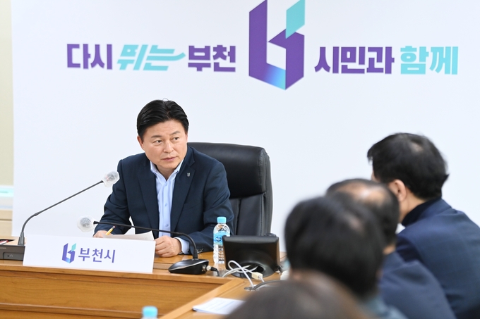 조용익 부천시장이 4일 새벽, 비상계엄령 선포 이후 즉시 긴급 간부 비상회의를 소집해 시민의 일상 지키기에 총력을 다해달라고 강조하고 있다. (사진=부천시 제공)