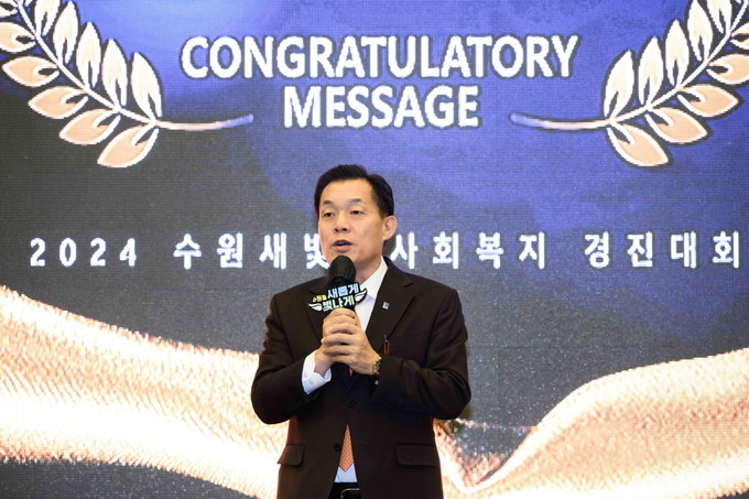 3일 수원월드컵경기장 르메르아이 연회장에서 열린 수원새빛 사회복지 경진대회 '유퀴즈 온 더 복지'에 참석한 이재준 수원시장이 발언하고 있다. (사진=수원시 제공)