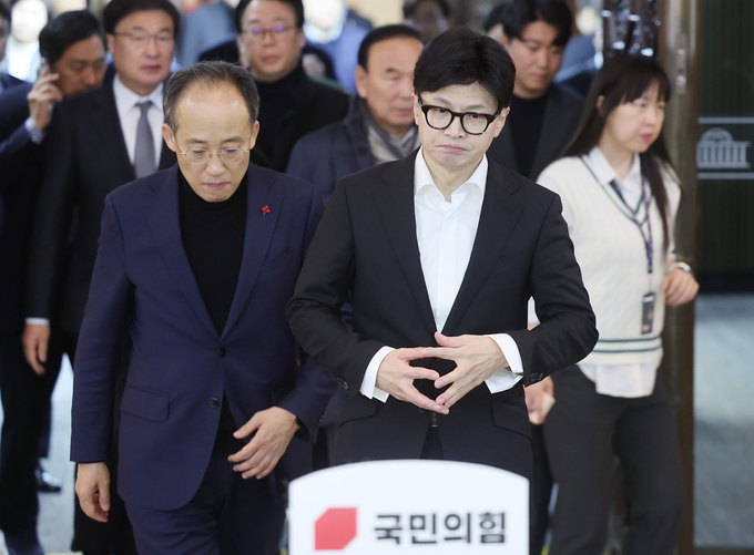한동훈 국민의힘 대표(오른쪽)와 추경호 원내대표가 4일 서울 여의도 국회에서 열린 비상의원총회를 마치고 나오고 있다. (사진=연합뉴스)