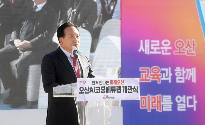  이권재 오산시장이 지난해 열린 '새로운 오산, 교육과 함께 미래를 열다'를 주제로 열린 비전선포식에서 축사를 하는 모습. (사진=오산시 제공)