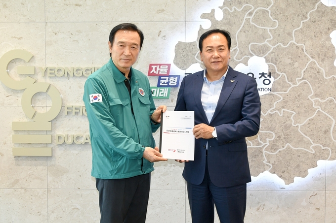 이권재 오산시장이 경기도교육청을 방문해 임태희 교육감에게 교육 현안 건의를 하는 모습. (사진=오산시 제공)