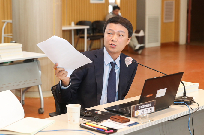 고양시의회 최규진 의원은 행정사무감사에서 도시미관을 해치는 불법 광고물에 대한 관리감독을 철저히 하고 설치기준을 전면개편하라고 요구했다.(사진=고양시의회 제공)