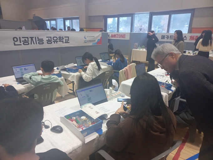 교육장 정광윤이 지난달 30일 오산교육재단과 함께 오산로운 공유학교 성장나눔을 진행하고 있다. (사진=화성오산교육지원청 제공)