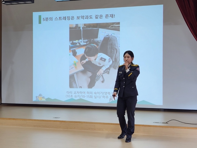 ‘몸짱 소방관’ 여자부 1위 박현화 오산소방서 소방사 초청 강의 모습. (사진=오산문화재단 제공)