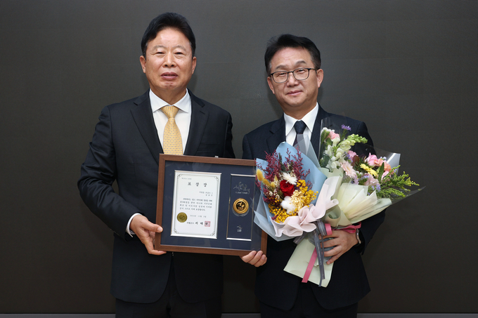 김남신 가평중앙교회 목사가 이웃사랑 실천에 기여한 공로를 인정받아 군수표창을 수상하고 있다. (사진=가평군 제공)