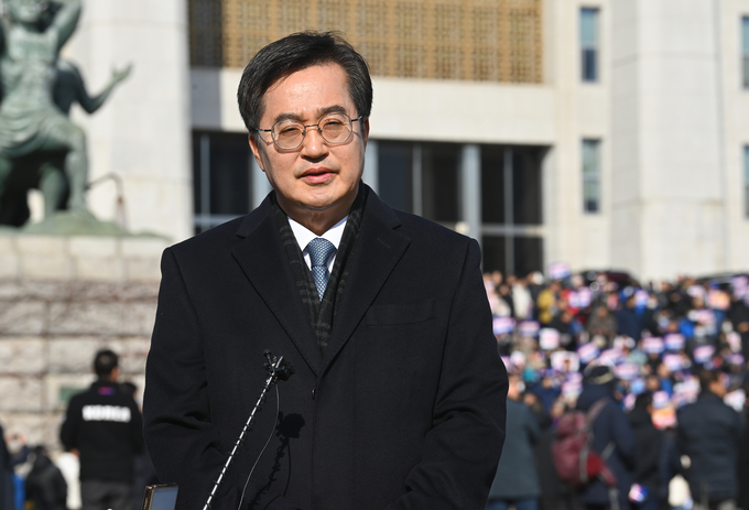 3일 국회에서 진행된 비상 시국대회 현장에서 김동연 경기도지사가 취재진의 질문에 답하고 있다. (사진=옥지훈 기자)