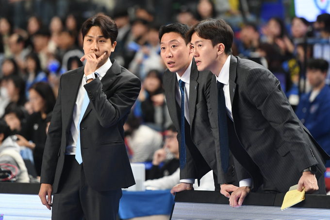 3일 대구체육관에서 진행된 2024~2025 KCC 프로농구 정규리그 대구 한국가스공사와의 원정 경기에서 고양 소노 김태술 감독이 코치진과 대화를 나누고 있다. (사진=KBL 제공)