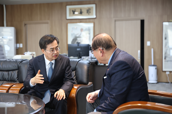김동연 경기도지사가 4일 이종찬 광복회장을 만나 대화를 나누고 있다. (사진=경기도 제공)