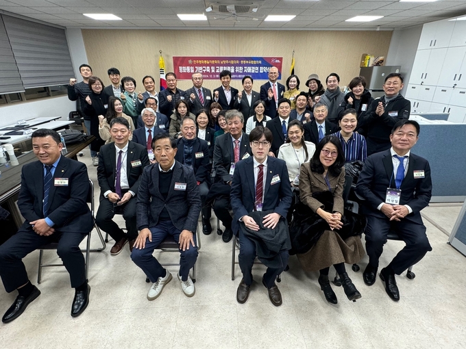민주평화통일자문회의 남양주시협의회와 중동부유럽협의회가 3일 자매결연 업무 협약식을 갖고 기념사진을 찍고 있다. (사진=남양주시 제공)
