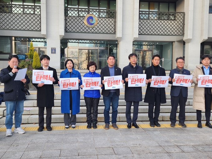 더불어민주당 인천시의원들이 4일 인천시청 앞에서 윤석열 대통령과 유정복 인천시장을 규탄하는 긴급 기자회견을 하고 있다. ( 사진 = 박지현 기자 )