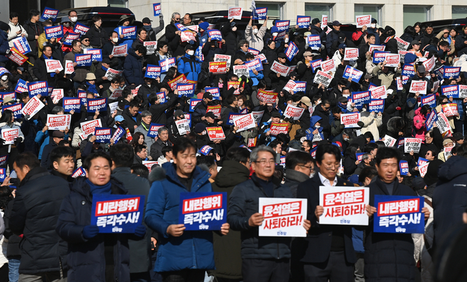 4일 서울 여의도 국회 본청 앞 계단에서 열린 '윤석열 대통령 사퇴촉구 탄핵추진 비상시국대회'에서 시민들이 피켓을 들고 있다. (사진=옥지훈 기자)