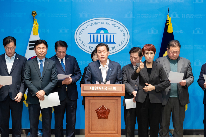 4일 이재준 수원시장이 국회 정론관에서 열린 더불어민주당 기초단체장협의회 긴급 기자회견에서 발언하고 있다. (사진=수원시 제공)