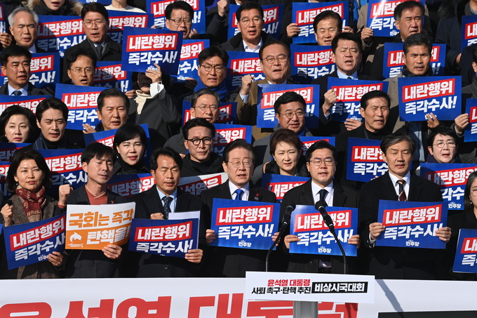 4일 서울 여의도 국회 본청 앞 계단에서 열린 '윤석열 대통령 사퇴촉구 탄핵추진 비상시국대회'에서 이재명 더불어민주당 대표, 조국 조국혁신당 대표 등 야당 국회의원들이 피켓구호를 외치고 있다. (사진=옥지훈 기자)
