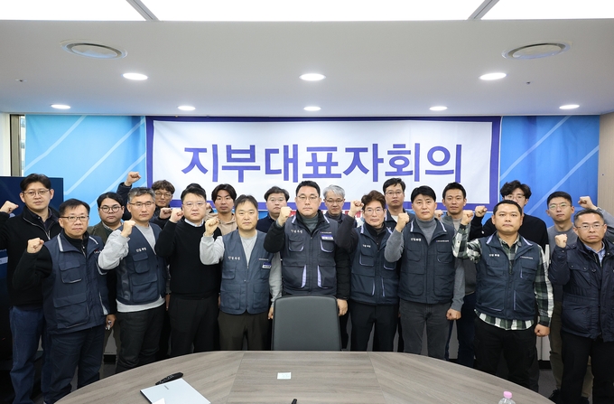 김형선 전국금융산업노동조합 위원장(가운데)을 비롯해 금융노조 42개 지부 대표자가 긴급 회의를 통해 윤석열 정부 퇴진 투쟁 돌입을 결정한 후 구호를 외치고 있다. (사진=전국금융산업노동조합 제공)