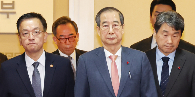한덕수 국무총리와 최상목, 이주호 부총리, 외교부 장관이 4일 서울 종로구 정부서울청사 국무회의실에서 현안 논의를 마치고 회의장을 나서고 있다. (사진=연합뉴스)