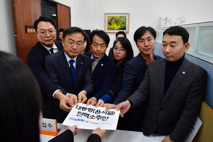 4일 국회에서 천하람 개혁신당 원내대표, 신장식 조국혁신당 의원, 윤종오 진보당 원내대표, 용혜인 기본소득당 대표, 한창민 사회민주당 대표, 김용민 더불어민주당 의원 등 야6당이 공동발의한 윤석열 대통령 탄핵소추안을 제출하고 있다. (사진=연합뉴스)