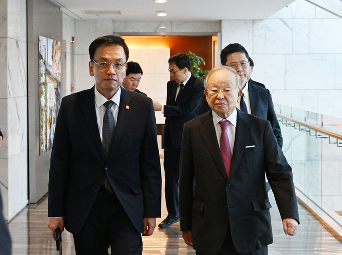 최상목 부총리가 4일 대한상공회의소에서 경제6단체 대표와 긴급 간담회를 개최하고 현재 경제 상황에 대한 인식을 공유했다. (사진=기재부 제공)