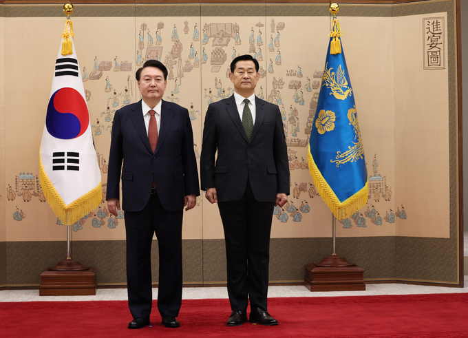 윤석열 대통령이 지난해 12월 28일 서울 용산 대통령실 청사에서 열린 재외공관장 신임장 수여식에서 최병혁 주사우디 대사에게 신임장을 수여한 뒤 기념촬영을 하고 있다. (사진=연합뉴스)