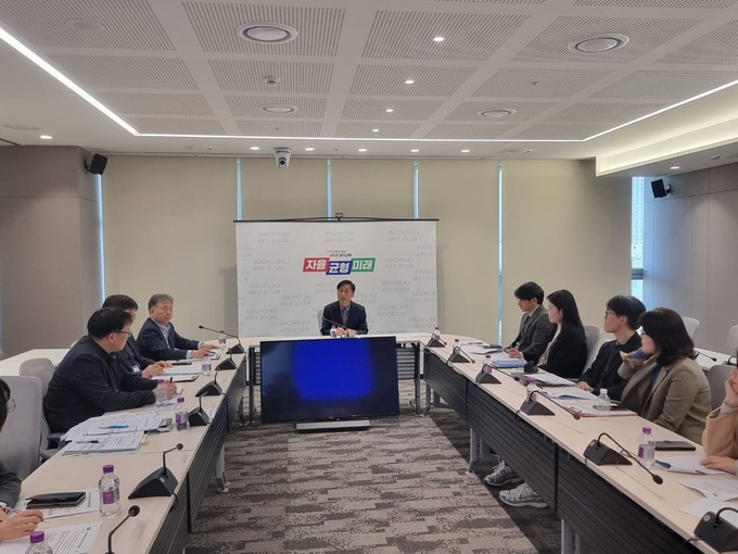 김진수 도교육청 제1부교육감이 학교급식 등 취약부문 직종 관련 부서장 회의를 주재해 학교 현장 피해 최소화를 위한 집중적인 대응을 당부했다. (사진=경기도교육청 제공)