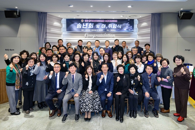 이재준 수원시장(앞줄 가운데)과 한국여성지도자연합 수원시지회 회원들이 함께하고 있다. (사진=수원시 제공)