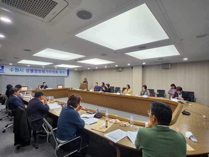 2024년 제2회 수원시 성별영향평가위원회에서 위원들이 우수사업 후보를 심의하고 있다. (사진=수원시 제공)