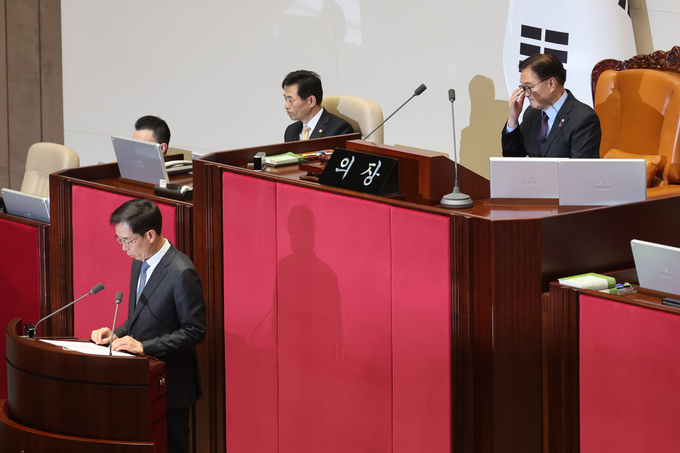 5일 새벽 국회 본회의에서 윤석열 대통령에 대한 탄핵소추안이 보고되고 있다. 국민의힘 의원을 제외한 야6당 의원 190명 전원과 무소속 김종민 의원이 서명한 탄핵소추안은 이날 본회의에 보고된 뒤 24시간 이후 72시간 이내에 표결하게 된다. (사진=연합뉴스)