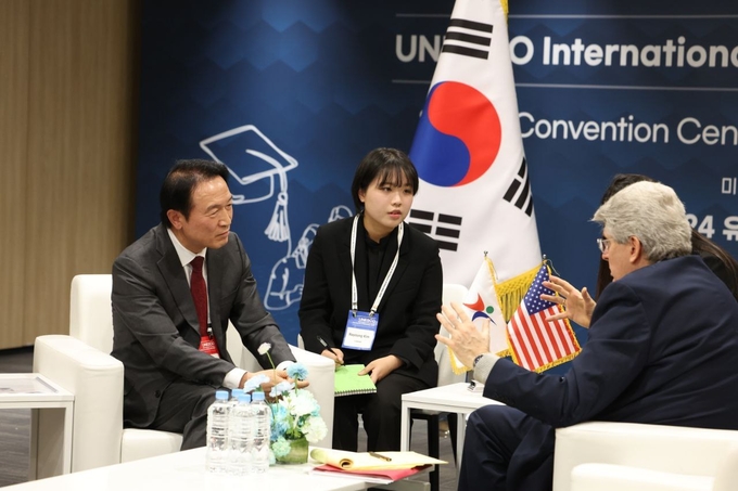 4일 2024 유네스코 교육의 미래 국제포럼에서 임태희 경기도교육감이 미국의 페르난도 레이머스 유네스코 국제미래교육위원회 위원과 양자회담을 진행하고 있다. (사진=경기도교육청 제공)
