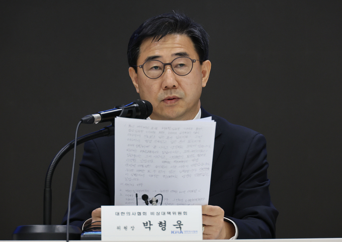 대한의사협회 비상대책위원회 박형욱 위원장이 5일 서울 용산구 의협회관에서 의협 비대위 3차 회의 관련 브리핑을 하고 있다. (사진=연합뉴스)