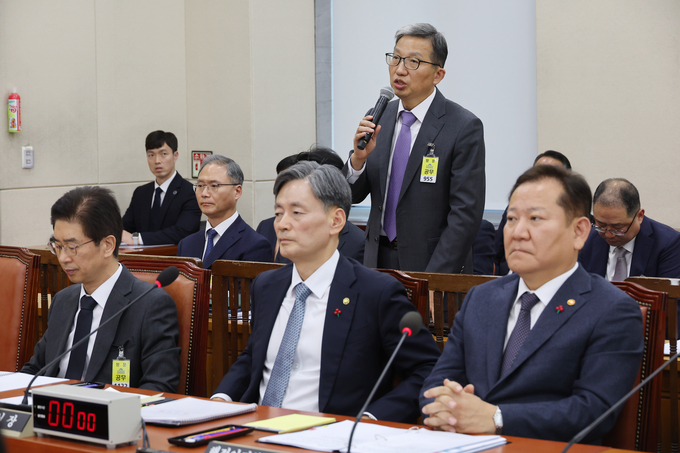 5일 윤석열 대통령의 비상계엄 선포·해제 경위와 관련 현안 질의를 위해 열린 국회 행정안전위원회 전체회의에서 우종수 국가수사본부장이 발언하고 있다. (사진=연합뉴스)