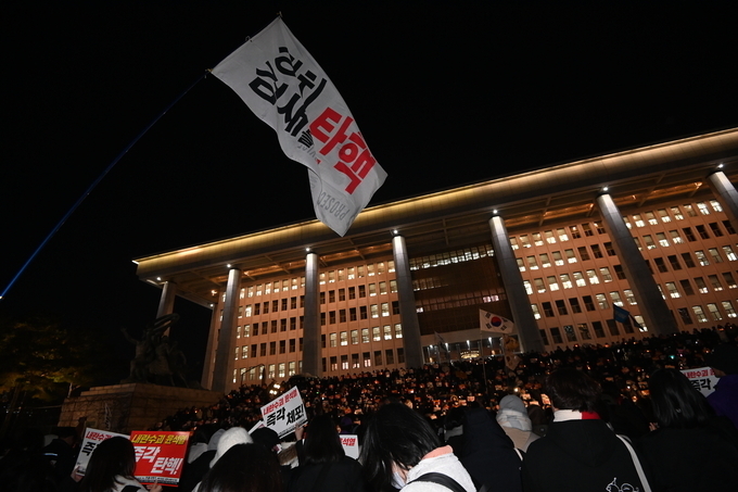 4일 오후 서울 여의도 국회의사당 본청 앞 계단에서 시민들이 촛불을 들고 윤석열 대통령 탄핵을 촉구하고 있다. (사진=옥지훈 기자)
