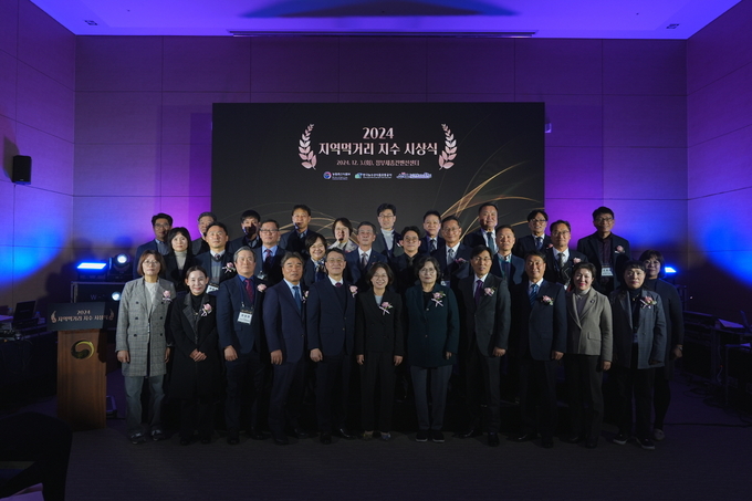 시흥시는농림축산식품부가 주최하고 한국농수산식품유통공사(aT)가 주관한 ‘2024년 지역먹거리 지수 평가’에서 ‘추진체계ㆍ위원회’ 부문 우수 지자체로 선정돼 장려상인 한국농수산식품유통공사 사장상을 받았다. (사진=시흥시 제공)